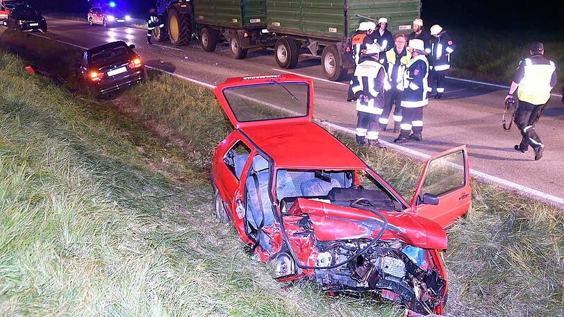 Beide Fahrzeuge wurden vollkommen zerstört, eine Frau starb, vier weitere Personen wurden teils schwer verletzt. Die Bilder vom Unfallort.