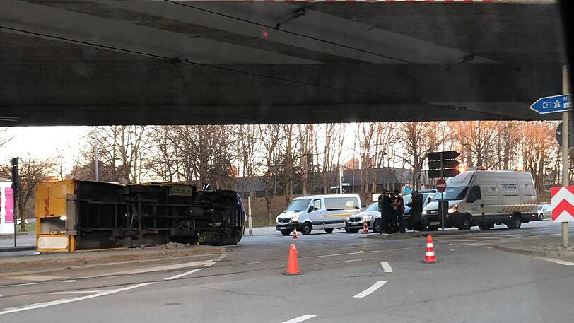 Der umgekippte DHL-Laster an der Dachauer Straße.