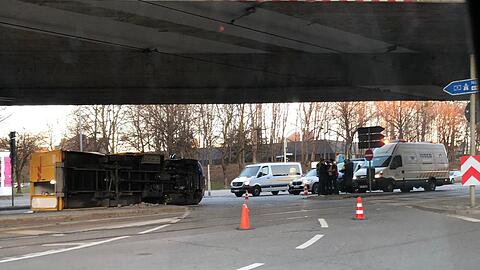 Der umgekippte DHL-Laster an der Dachauer Straße.