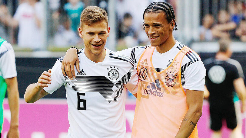 Leroy Sané, Manchester City: Der 23-Jährige (r.) ist der Wunschspieler schlechthin. Das bekräftigte Vorstandsboss Rummenigge öffentlich. Doch: Der deutsche Nationalspieler kostet im Gesamtpaket weit über 100 Millionen Euro - und macht keinerlei Andeutungen pro Wechsel. Zudem wehrt sich ManCity vehement. Das Ende? Offen!