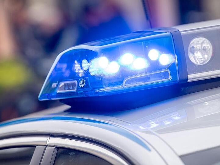 Das Blaulicht einer Polizeistreife ist eingeschaltet.