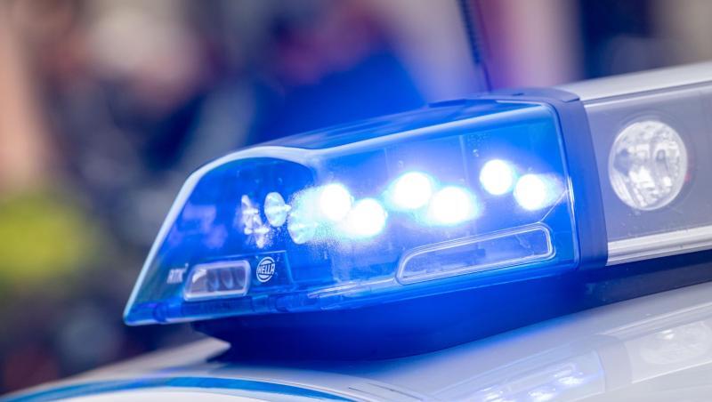 Das Blaulicht einer Polizeistreife ist eingeschaltet. Das Blaulicht einer Polizeistreife ist eingeschaltet.