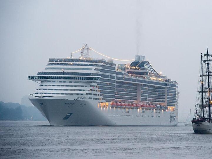 Das Kreuzfahrtschiff "MSC Splendida" läuft aus dem Hamburger Hafen aus.