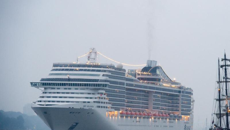 Das Kreuzfahrtschiff "MSC Splendida" läuft aus dem Hamburger Hafen aus. Das Kreuzfahrtschiff "MSC Splendida" läuft aus dem Hamburger Hafen aus.