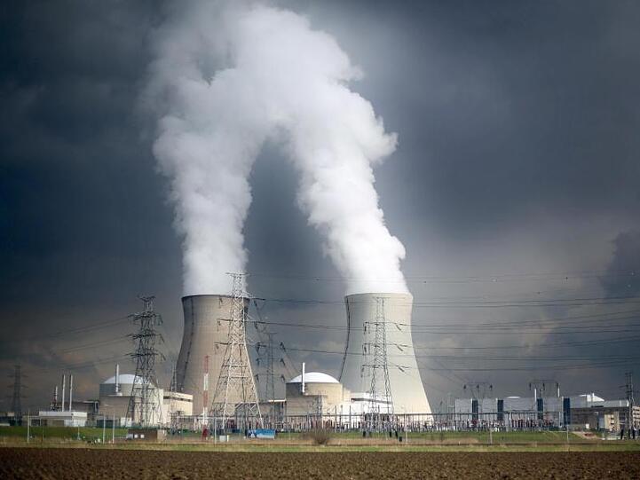 Dampf steigt aus den Kühltürmen des Atomkraftwerks Doel.