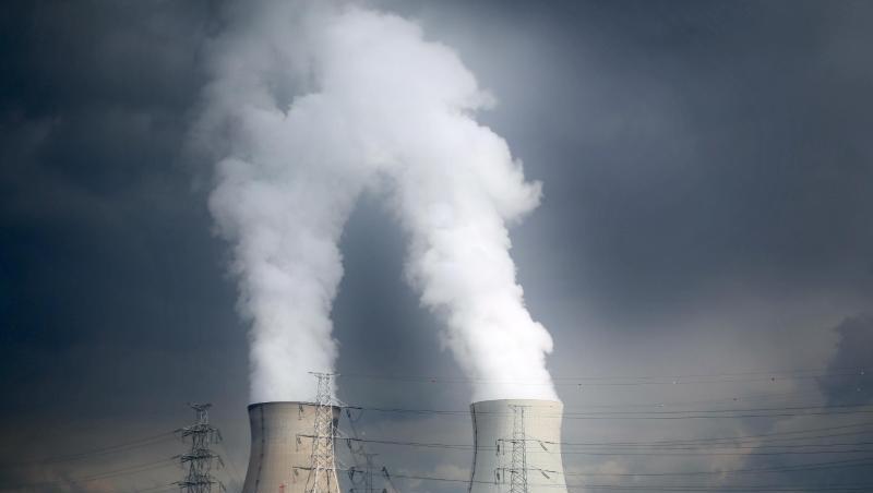 Dampf steigt aus den Kühltürmen des Atomkraftwerks Doel. Dampf steigt aus den Kühltürmen des Atomkraftwerks Doel.