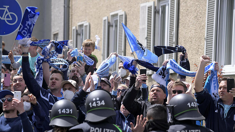 Beim Derby gegen den FC Bayern II wurde der Mannschaftsbus des TSV 1860 von hunderten Fans empfangen - in Ingolstadt will die Polizei dies verhindern.