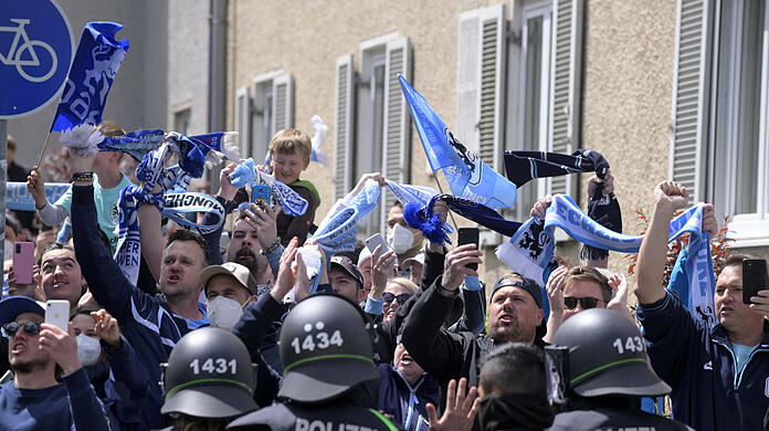Beim Derby gegen den FC Bayern II wurde der Mannschaftsbus des TSV 1860 von hunderten Fans empfangen - in Ingolstadt will die Polizei dies verhindern.