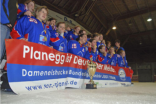Meisterschaftsfeier mit Medaillen-Bisstest bei den Eishockeyfrauen des ESC Planegg.