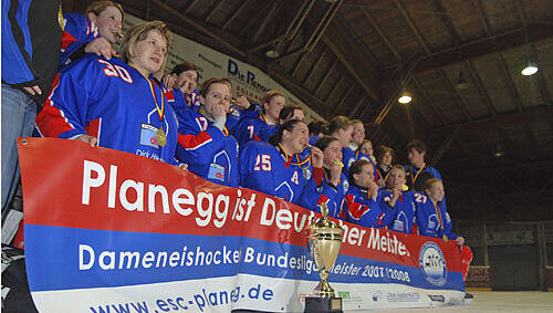 Meisterschaftsfeier mit Medaillen-Bisstest bei den Eishockeyfrauen des ESC Planegg. Meisterschaftsfeier mit Medaillen-Bisstest bei den Eishockeyfrauen des ESC Planegg.