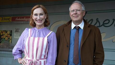 "Familie Bundschuh 8 - Bundschuh gegen Bundschuh" (AT): Gundula (Andrea Sawatzki) und Gerald Bundschuh (Axel Milberg) vor dem Konsum in Oehna.
