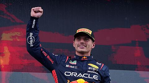 Max Verstappen jubelt nach seinem Sieg auf dem Podium.