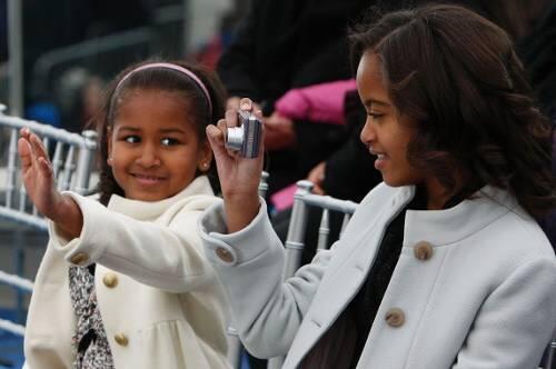 Präsidenten-Nachwuchs: Obamas Töchter Malia (r.) und Sasha bei der Vereidigungs-Zeremonie.