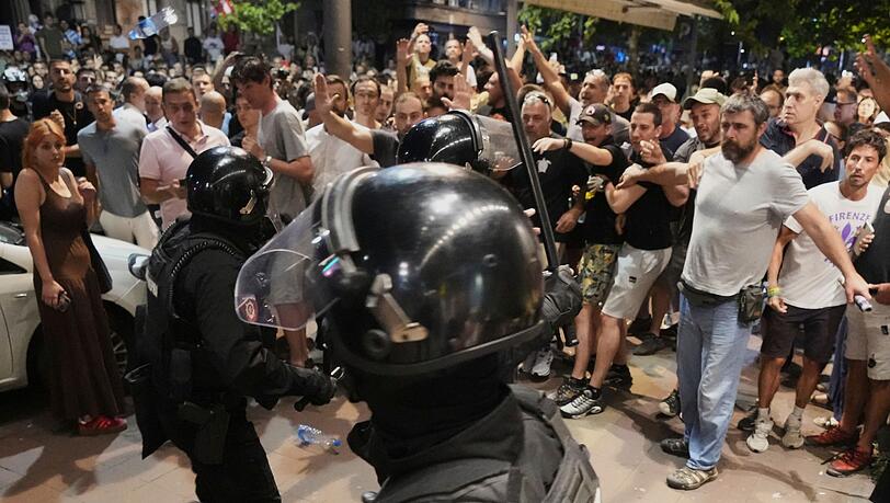 Bei Protesten gegen die Regierung in Serbien kommt es zu Auseinandersetzungen zwischen Polizei und Regierungsanhängern. (Archivbild)