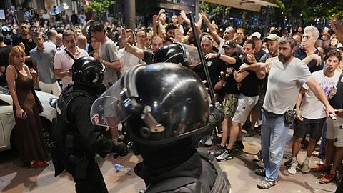 Bei Protesten gegen die Regierung in Serbien kommt es zu Auseinandersetzungen zwischen Polizei und Regierungsanhängern. (Archivbild)