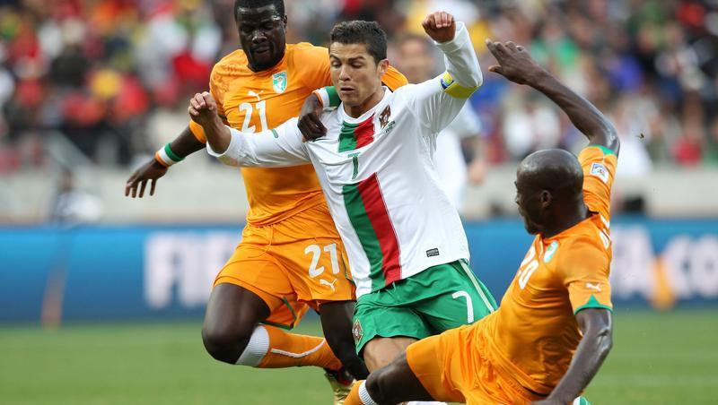 Cristiano Ronaldo (M.) wird von Demel (r) und Eboue (l) in die Mangel genommen. Cristiano Ronaldo (M.) wird von Demel (r) und Eboue (l) in die Mangel genommen.