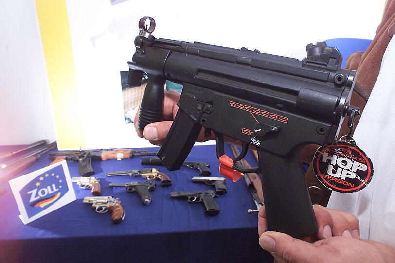 Soft-Air-Guns sehen oft täuschend echt aus. Deshalb dürfen die Waffen nur auf dem Privatgrund verwendet werden. Wer eine Soft-Air-Waffe in der Öffentlichkeit führt, verstößt gegen das Waffengesetz.