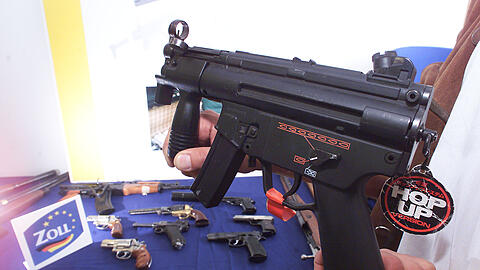 Soft-Air-Guns sehen oft täuschend echt aus. Deshalb dürfen die Waffen nur auf dem Privatgrund verwendet werden. Wer eine Soft-Air-Waffe in der Öffentlichkeit führt, verstößt gegen das Waffengesetz.