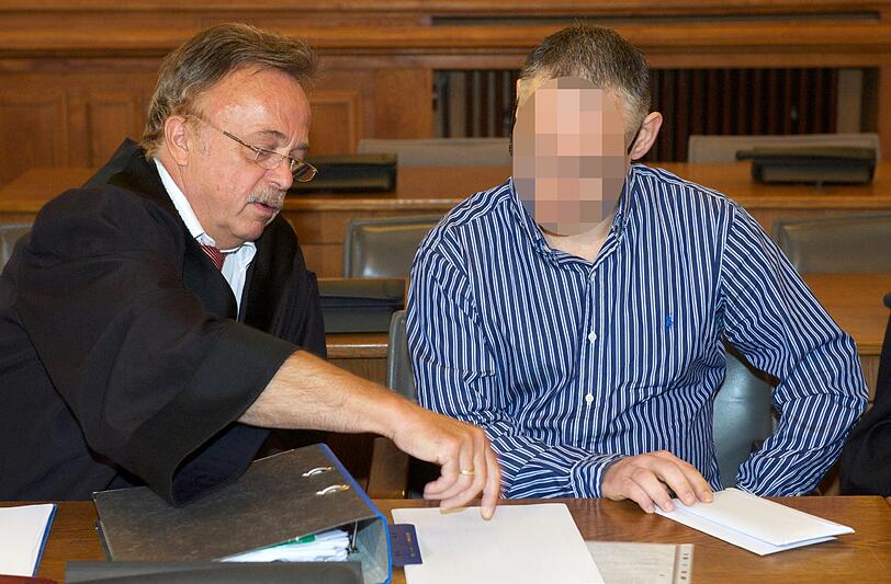 Der Angeklagte und Gründer des illegalen Filmportals Kino.to, Dirk B. (r) sitzt im Landgericht Leipzig neben seinem Anwalt Wolfgang Müller.