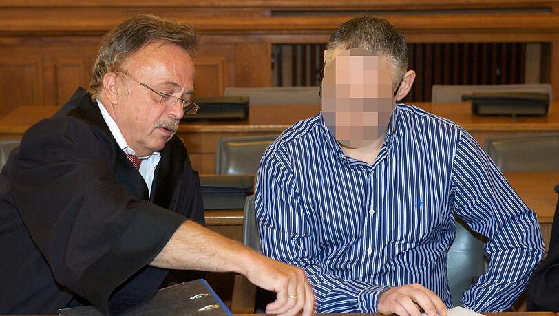 Der Angeklagte und Gründer des illegalen Filmportals Kino.to, Dirk B. (r) sitzt im Landgericht Leipzig neben seinem Anwalt Wolfgang Müller. Der Angeklagte und Gründer des illegalen Filmportals Kino.to, Dirk B. (r) sitzt im Landgericht Leipzig neben seinem Anwalt Wolfgang Müller.
