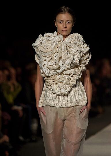Ist das der neue Nackt-Trend? Bei der Fashion Week in Polen präsentieren Models transparente Mode - sehen Sie hier die besten Bilder.
