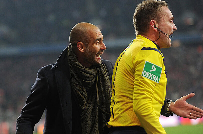 Was ist passiert, dass Pep sich so aufregt? In der 66. Minute schießt Lewandowski Schalkes Uchida an, von dessen Bein der Ball ins Tor kullert. Die vermeintliche Führung. Aber Schiedsrichter-Assistent Häcker hebt die Fahne. Der Ball hatte seiner Meinung nach die Torauslinie bereits überschritten, bevor Lewandowski den Ball nach innen bringt.