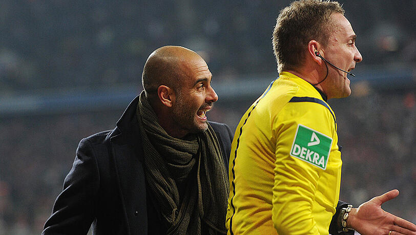 Was ist passiert, dass Pep sich so aufregt? In der 66. Minute schießt Lewandowski Schalkes Uchida an, von dessen Bein der Ball ins Tor kullert. Die vermeintliche Führung. Aber Schiedsrichter-Assistent Häcker hebt die Fahne. Der Ball hatte seiner Meinung nach die Torauslinie bereits überschritten, bevor Lewandowski den Ball nach innen bringt.
