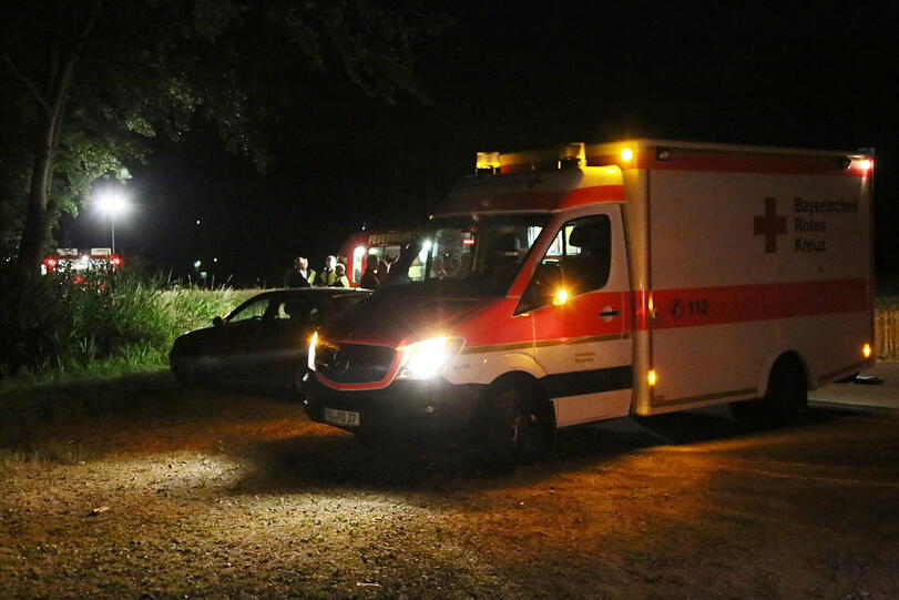Später Rettungseinsatz in Gars: Gegen 01 Uhr rettete die Feuerwehr einen Mann aus dem Inn.