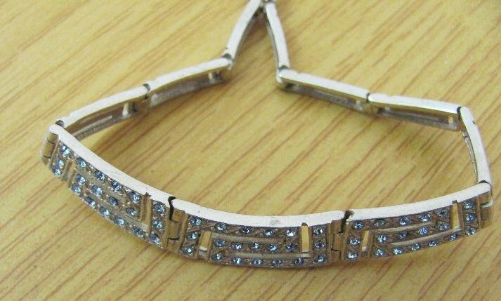 Teile der Beute. Die Diebe erbeuteten Schmuck und Uhren aber auch Elektrogeräte.