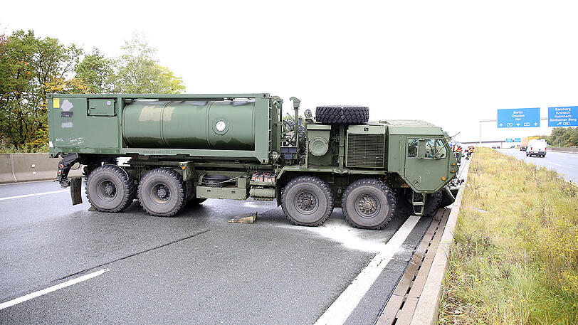 Ein kurioser Unfall der US Army legte am Samstag die A9 lahm. Die Bilder.