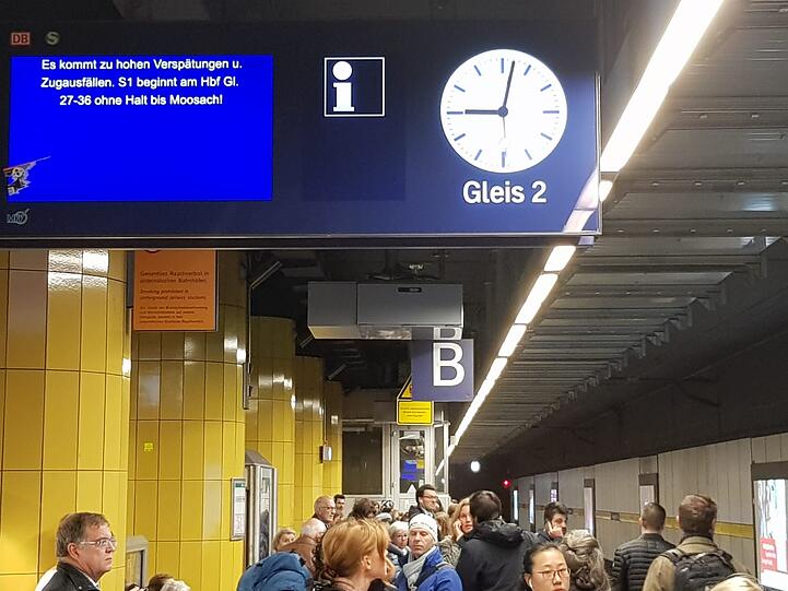 Donnerstagmorgen um 9 Uhr: S-Bahn-Passagiere warten am Rosenheimer Platz auf eine S-Bahn.