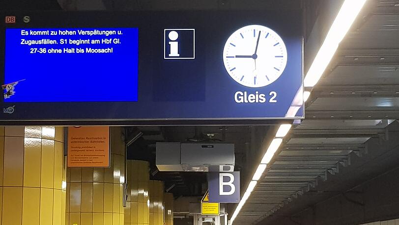 Donnerstagmorgen um 9 Uhr: S-Bahn-Passagiere warten am Rosenheimer Platz auf eine S-Bahn. Donnerstagmorgen um 9 Uhr: S-Bahn-Passagiere warten am Rosenheimer Platz auf eine S-Bahn.