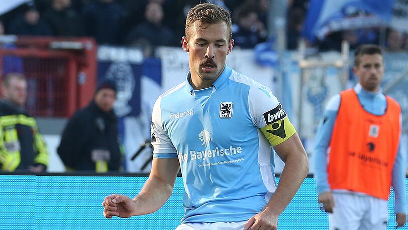 Auch Kapitän Felix Weber schloss sich der Aktion an und spielte am ersten November-Spieltag mit Schnurrbart. Auch Kapitän Felix Weber schloss sich der Aktion an und spielte am ersten November-Spieltag mit Schnurrbart.
