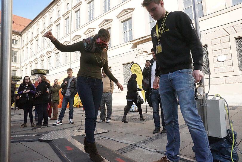 Sich gut fühlen, auch ohne Alkohol - mit originellen Aktionen will eine Kampagne Jugendliche über die Risiken von übermäßigem Alkoholkonsum aufklären.