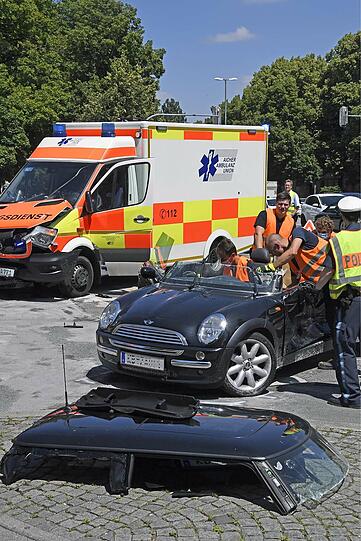Die Rosenheimer Straße war während der Unfallaufnahme und Bergung der Fahrzeuge für etwa eineinhalb Stunden stadtauswärts gesperrt.