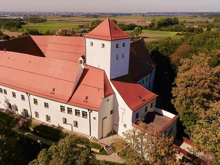 Die Aufnahme zeigt die Außenansicht des Wittelsbacher Schlosses in Friedberg. Foto: E. Diehl/Stadt Friedberg/dpa/Archivbild