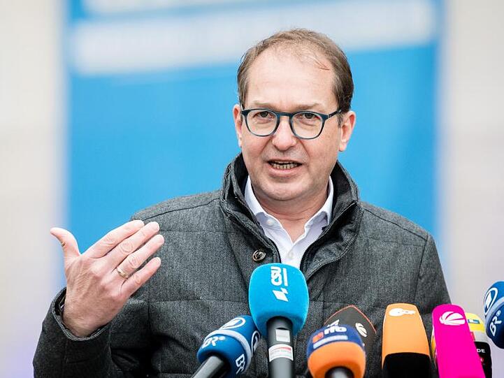 Alexander Dobrindt beantwortet Fragen von Journalisten. Foto: Matthias Balk/dpa