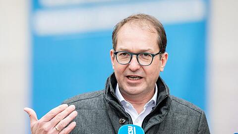 Alexander Dobrindt beantwortet Fragen von Journalisten. Foto: Matthias Balk/dpa