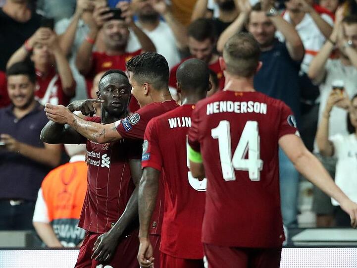 Sadio Mane (l) feiert sein Tor zum 2:1.