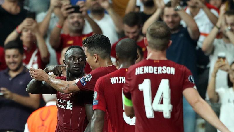 Sadio Mane (l) feiert sein Tor zum 2:1. Sadio Mane (l) feiert sein Tor zum 2:1.