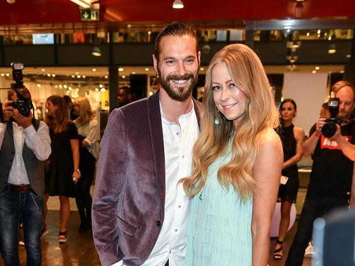 Die Schauspielerin Jenny Elvers und ihr neuer Freund Simon Lorinser zeigen sich in Berlin.