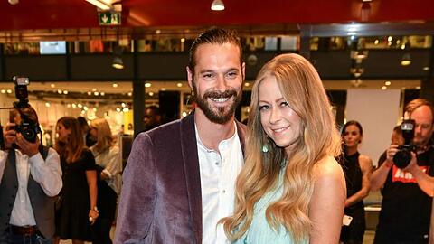Die Schauspielerin Jenny Elvers und ihr neuer Freund Simon Lorinser zeigen sich in Berlin.