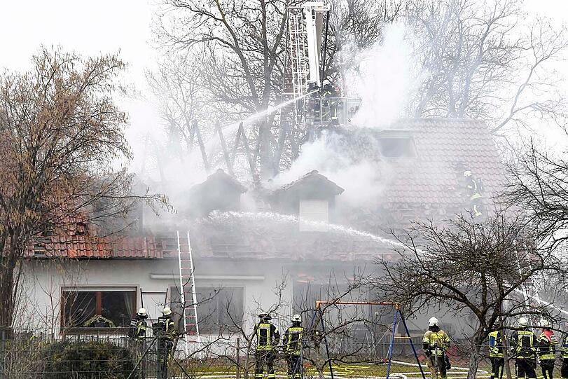 Trotz des schnellen Eingreifens der Feuerwehren brannte der Dachstuhl komplett aus.