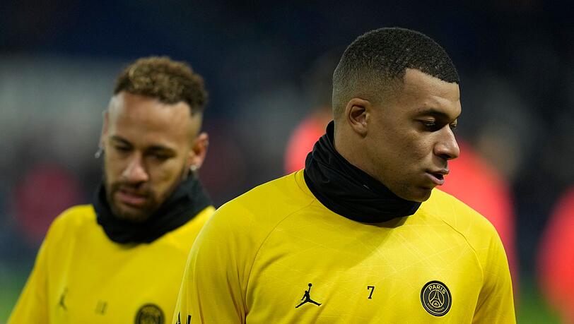 Kylian Mbappe (r) und Neymar von Paris Saint-Germain laufen sich vor dem Spiel warm.