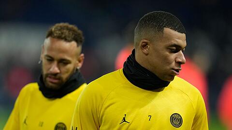 Kylian Mbappe (r) und Neymar von Paris Saint-Germain laufen sich vor dem Spiel warm.