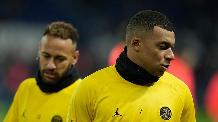 Kylian Mbappe (r) und Neymar von Paris Saint-Germain laufen sich vor dem Spiel warm.