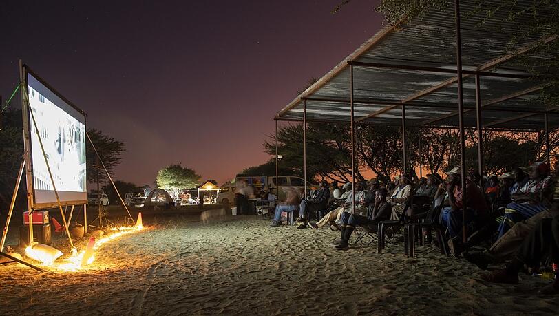 Auf Kinotour mit "Der vermessene Mensch" - hier in Otjiehenda, Namibia.