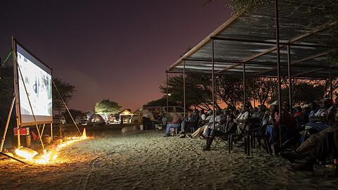 Auf Kinotour mit "Der vermessene Mensch" - hier in Otjiehenda, Namibia.