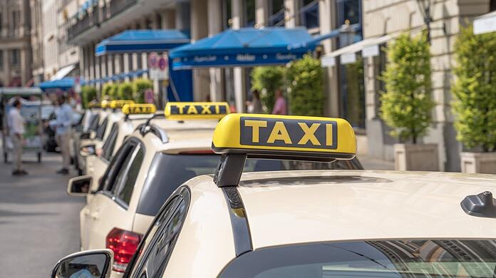 Wer am Taxistand einsteigt, kann keinen Festpreis vereinbaren. Das geht nur über die Zentrale oder über die Taxi-App.