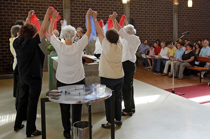 Pfarrer Ralf Schmidt spricht am Sonntag (05.08.12) in Wiesbaden im Stadtteil Mainz-Kastel in der Evangelischen Erloesergemeinde waehrend eines erotischen Gottesdienstes zu seiner Gemeinde. Der Gottesdienst fand unter dem Motto "Im Weinberg der Liebe" statt.